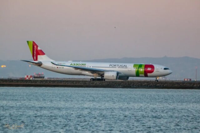 A TAP Air Portugal Airbus A330neo departing from San Francisco International Airport.

🗓️ 2023-11-07
✈️ Airbus A330neo (CS-TUB)
🌎 SFO-LIS

@tapairportugal @flysfo @airbus #Airbus #A330neo #TAP #TAPAirPortugal #SanFrancisci #avgeek #aviationphotography  #shotoncanon #sunset #SFBay