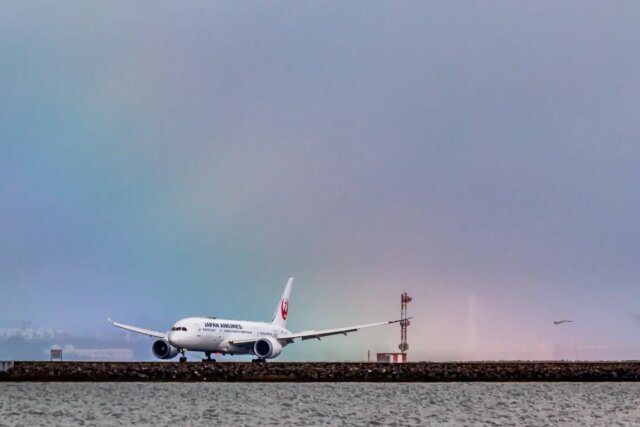 A rainbow at SFO while an Japan Airlines Boeing 787-8 Dreamliner is landing on runway 19L. Thanks to the closure of runway 28L there is a new traffic pattern at SFO while taxiway construction is going on for the next 5 months.

@flysfo #rainbow #sfo #aviation #nature #planespotting #AviationPhotography 
@japanairlines #JapanAirlines #boeing #dreamliner #boeing787 #boeing787dreamliner