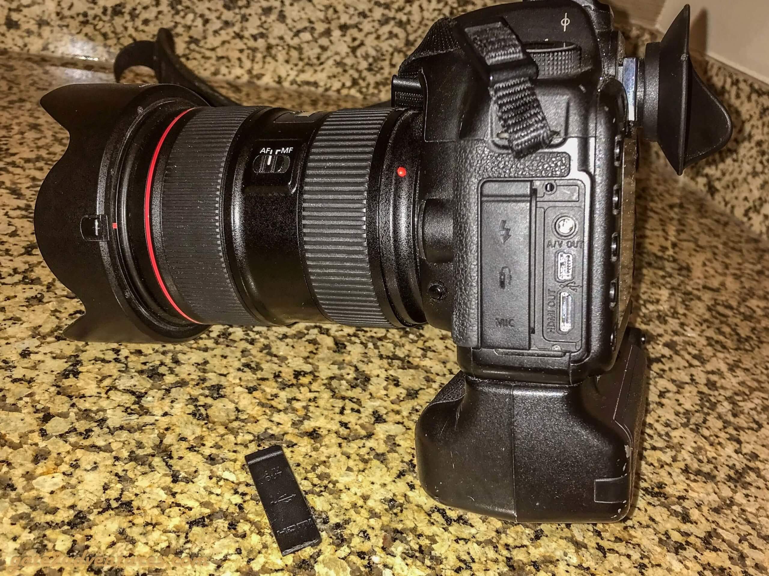 Canon EOS 5D Mark II: How to replace the rubber port cover